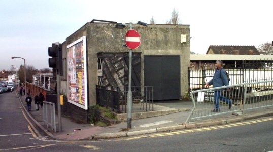 Streatham Common Station - 2003